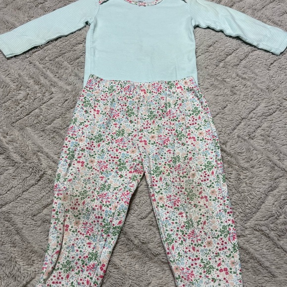 Carters 18 month long sleeve onesies. 1 with matching bottoms. - Picture 5 of 7